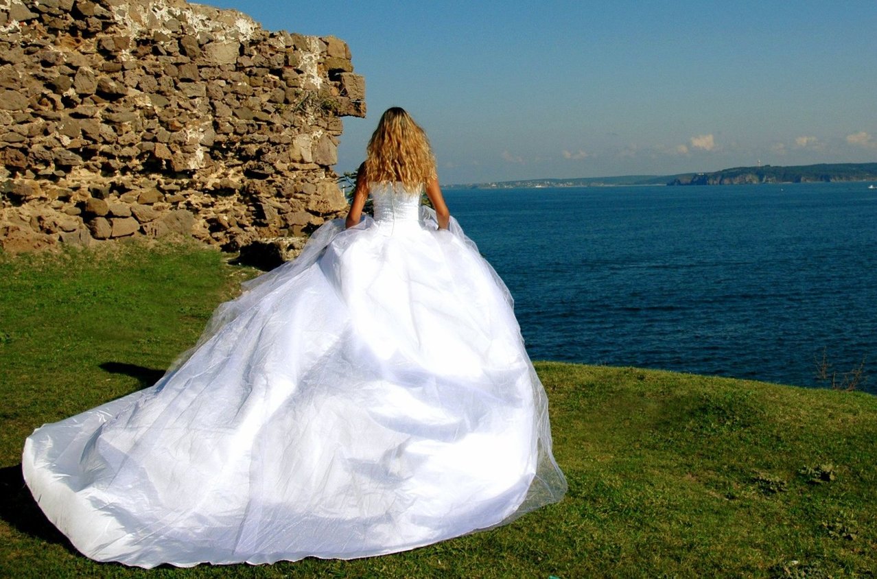 Невеста в белом платье со спины